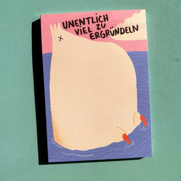 Eine Cartoonzeichnung einer großen, beigefarbenen, im Wasser schwimmenden Figur, von der nur die Füße und ein Teil des Rückens zu sehen sind. Darüber steht der deutsche Text "Unendlich viel zu ergründen".