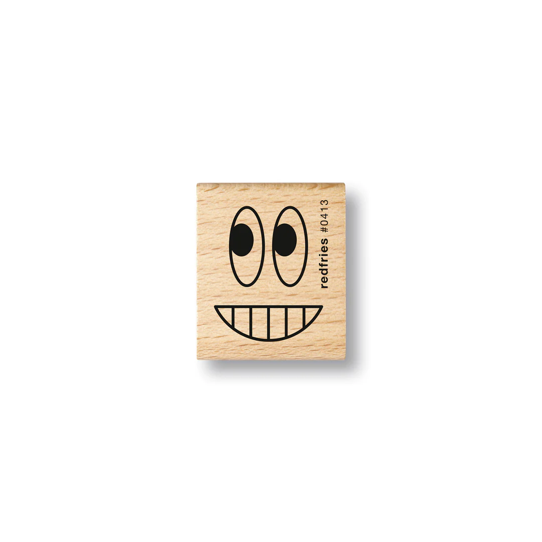 Auf einem Holzblock ist eine einfache, schwarze Strichzeichnung eines lächelnden Gesichts mit großen, ovalen Augen und einem breiten, zahnlosen Grinsen abgebildet. Das Wort redfries und die Zahl 0413 erscheinen vertikal am rechten Rand.
