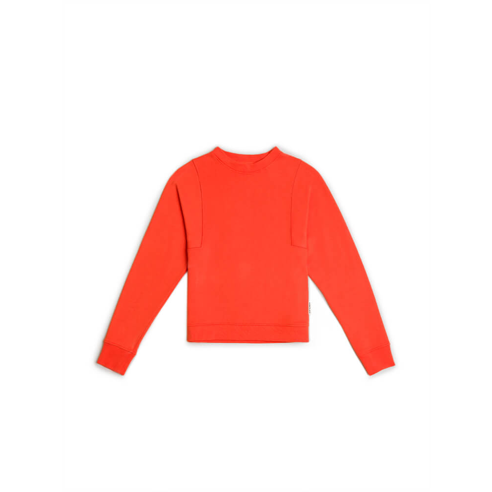 Roter Pullover mit langen Ärmeln und Rundhalsausschnitt vor weißem Hintergrund.