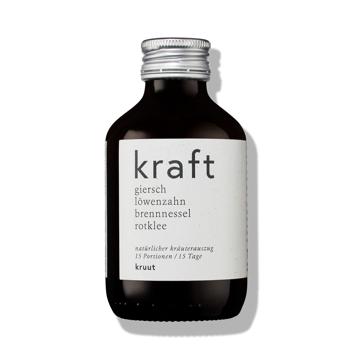 Dunkle Flasche mit Etikett "kraft", listet Giersch, Löwenzahn, Brennnessel, Rotklee; natürlicher Kräuterauszug von kruut.