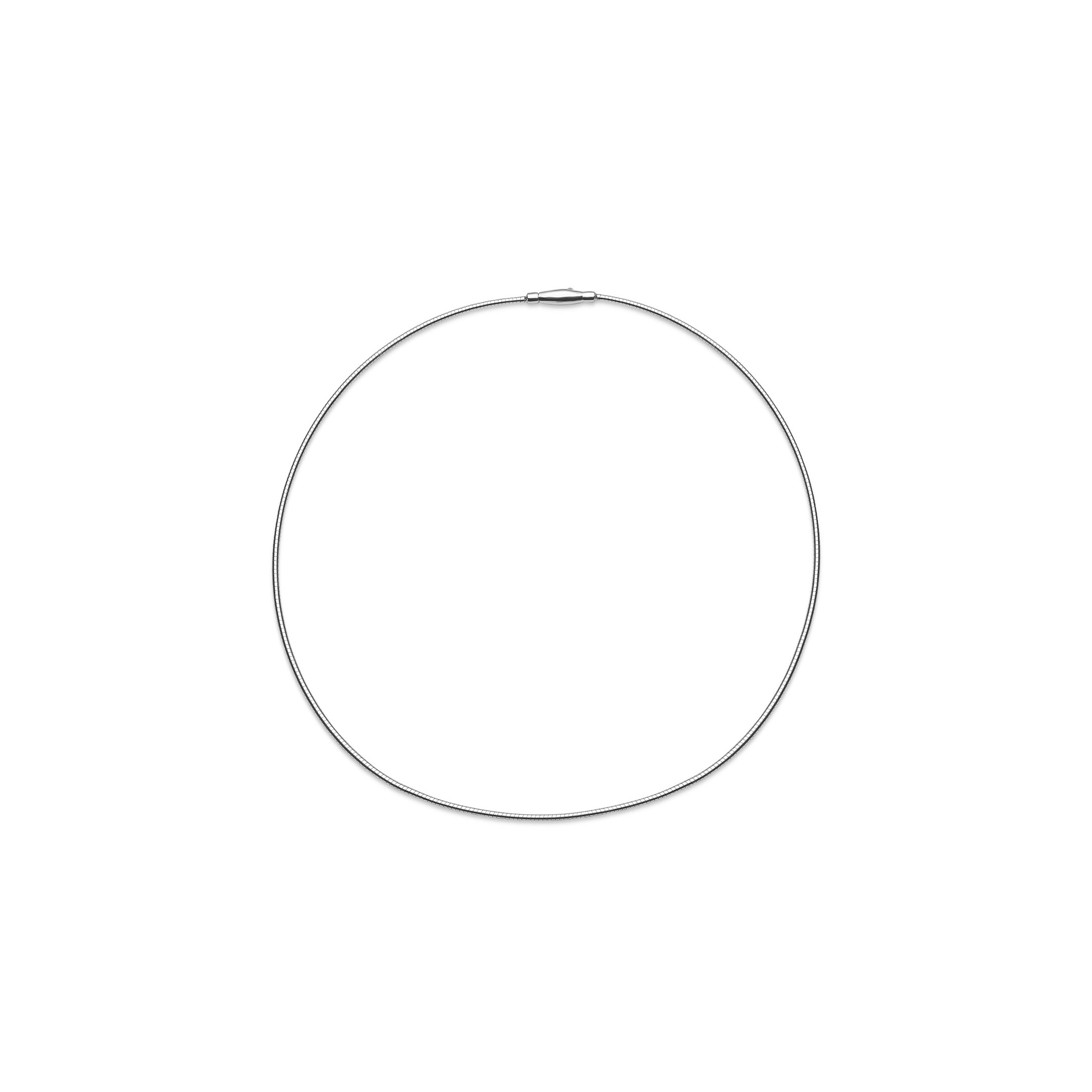 Silberne Halskette mit einem schlichten, modernen Verschluss, auf weißem Hintergrund.