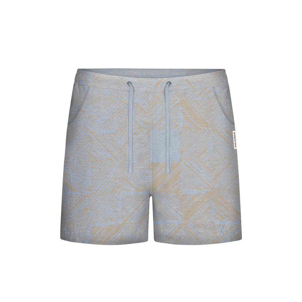 Hellblaue und beige Shorts mit geometrischem Muster und Kordelzug in der Taille vor weißem Hintergrund.