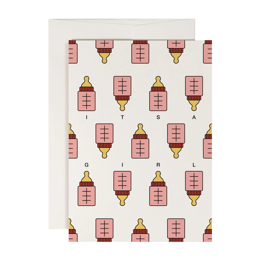 Eine Grußkarte mit einem Muster aus rosa Babyflaschen und den Worten ITS A GIRL inmitten der Flaschen. Ein Umschlag ist teilweise hinter der Karte sichtbar.