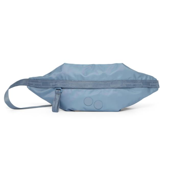 Eine hellblaue, rechteckige Gürteltasche mit einfachem Hauptreißverschluss, verstellbarem Gurt und minimalem Design, abgebildet auf weißem Hintergrund.