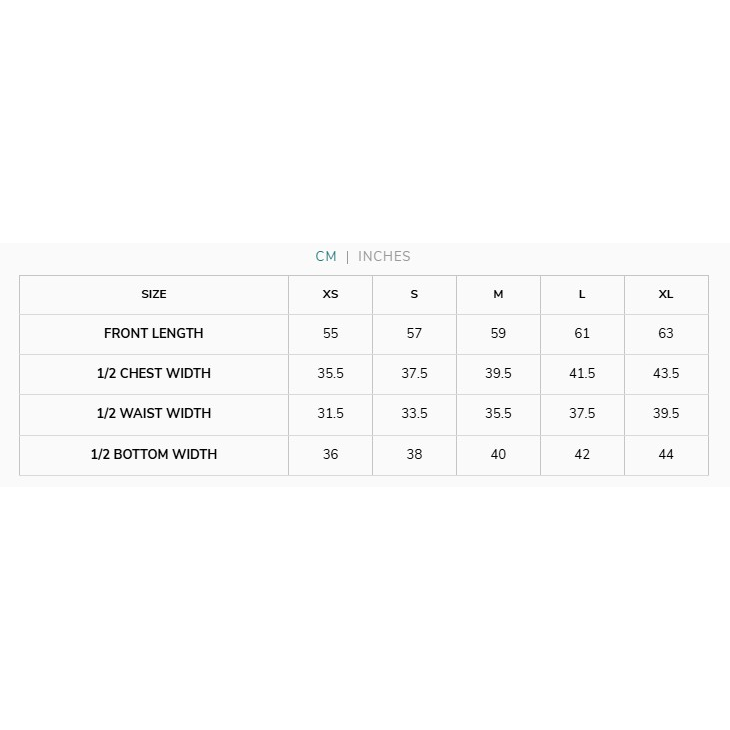 Eine Größentabelle in Zentimetern für XS bis XL mit Angaben zu Vorderlänge, 1/2 Brustbreite, 1/2 Taillenbreite und 1/2 Gesäßbreite mit Maßen von 31,5 bis 63.