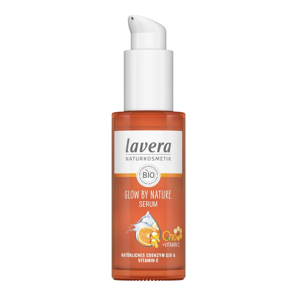 Eine Flasche Lavera Glow by Nature Serum mit natürlichem Coenzym Q10 und Vitamin C. Die Flasche ist orange mit einer weißen Pumpe und zeigt eine Orangenscheibe und Coenzym Q10 Symbole auf dem Etikett.