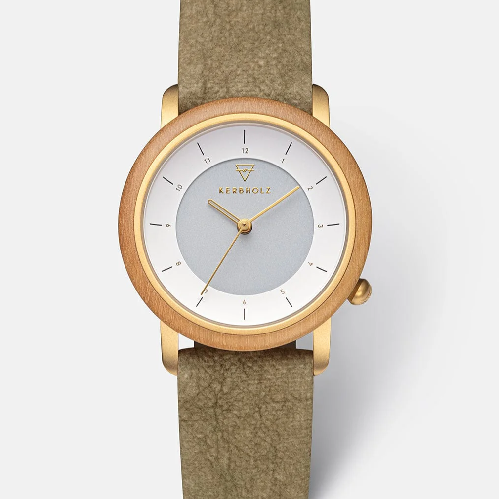 Goldene Uhr mit hellgrauem Zifferblatt, weißen Stundenmarkierungen und olivgrünem Lederarmband.