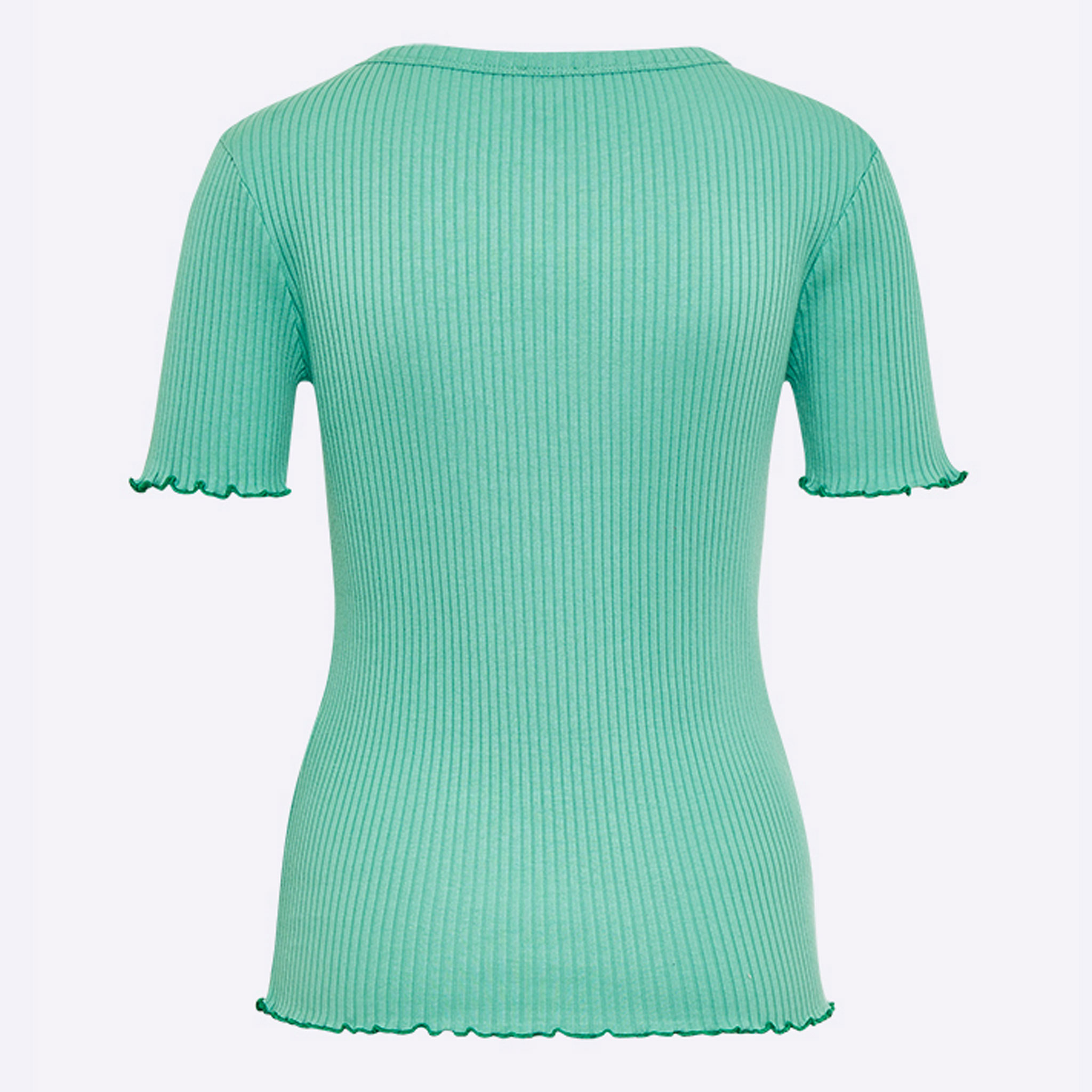 Grünes, geripptes Damenoberteil mit kurzen Ärmeln und welligen Kanten, von hinten gesehen.