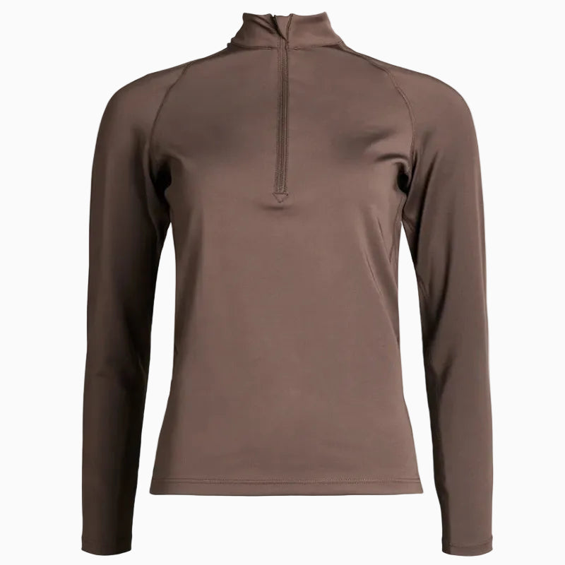 Braunes, langärmeliges, tailliertes Sportoberteil mit Viertel-Reißverschlusskragen auf einfarbig weißem Hintergrund.