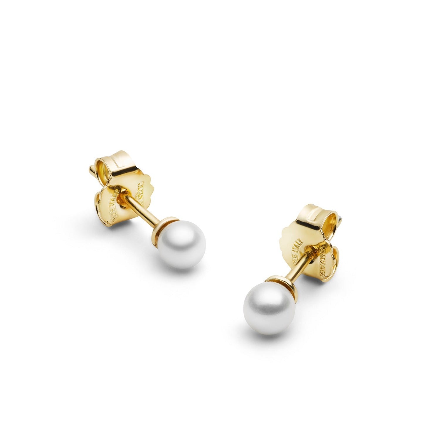 Goldene Ohrstecker mit weißen Perlen vor weißem Hintergrund.