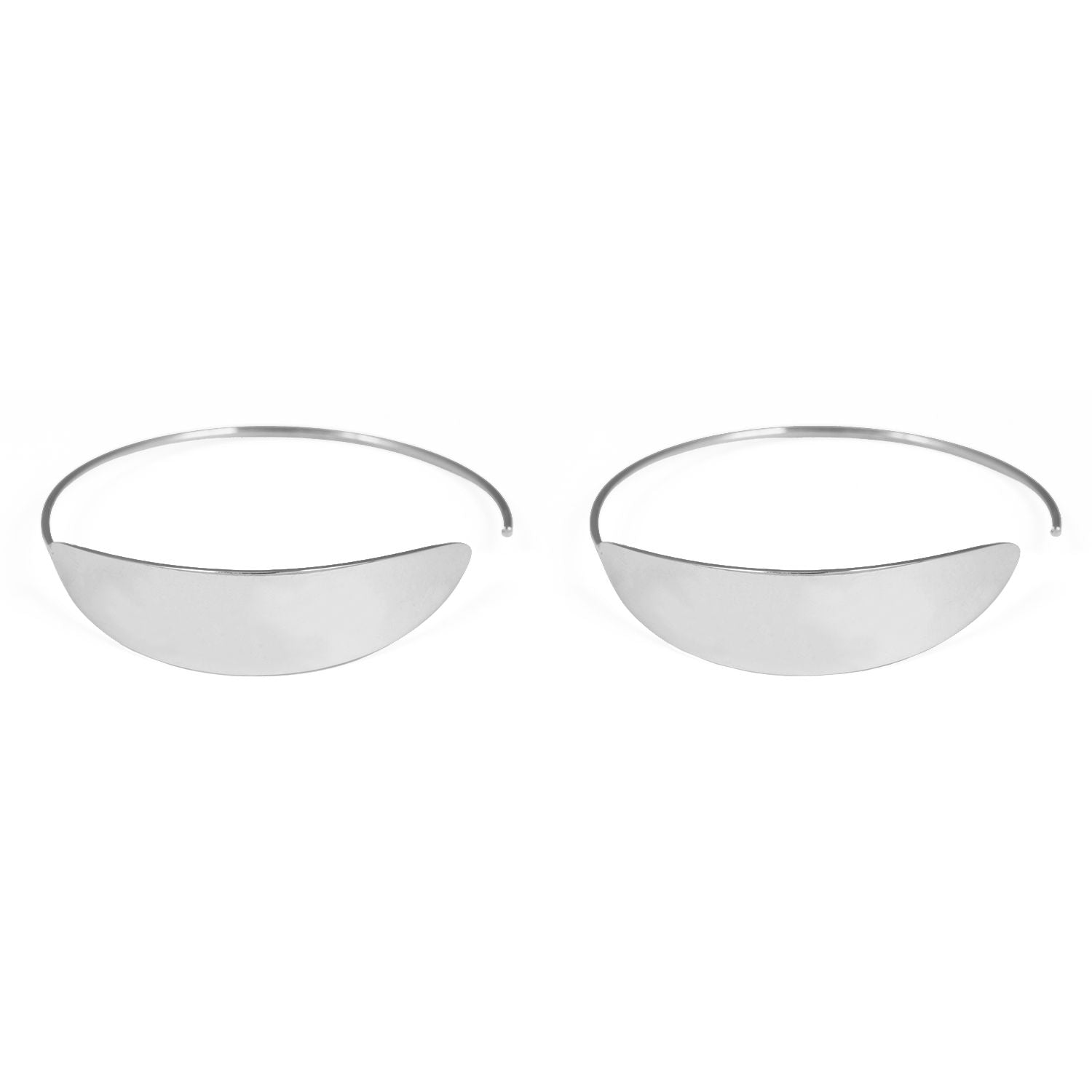 Zwei minimalistische, silberfarbene Manschettenarmbänder mit breiter, flacher, halbkreisförmiger Vorderseite, die nebeneinander auf weißem Hintergrund abgebildet sind.