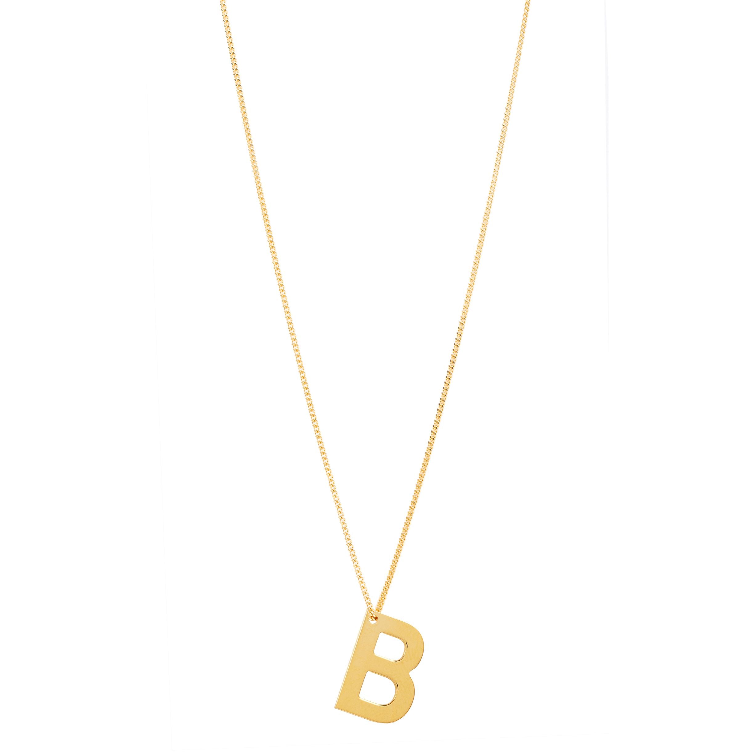 Eine goldene Halskette mit einem großen, goldenen B-Anhänger, der an einer feinen Kette vor weißem Hintergrund hängt.