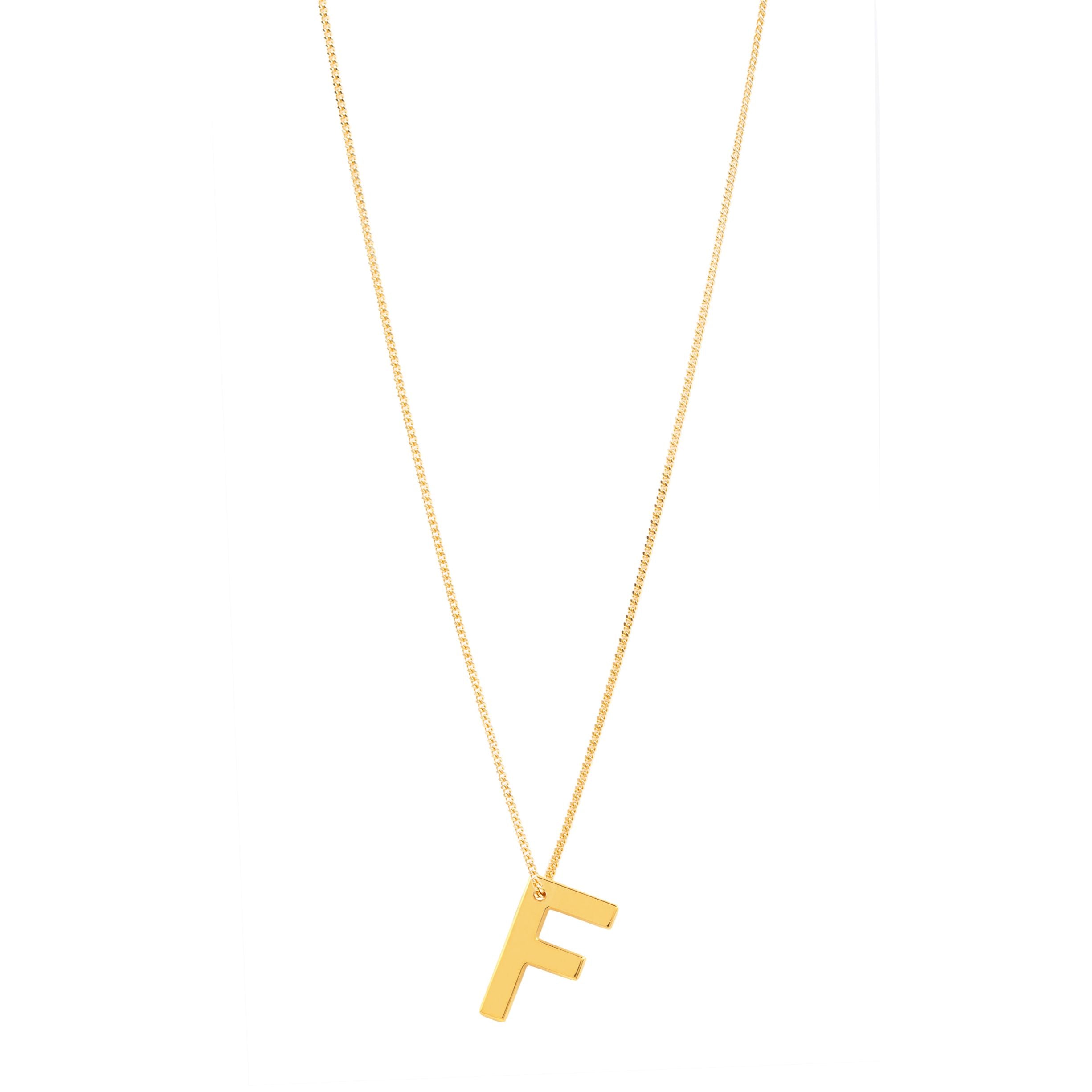 Eine goldene Halskette mit einer einfachen Kette, an der ein großer goldener Anhänger mit dem Buchstaben F vor weißem Hintergrund hängt.