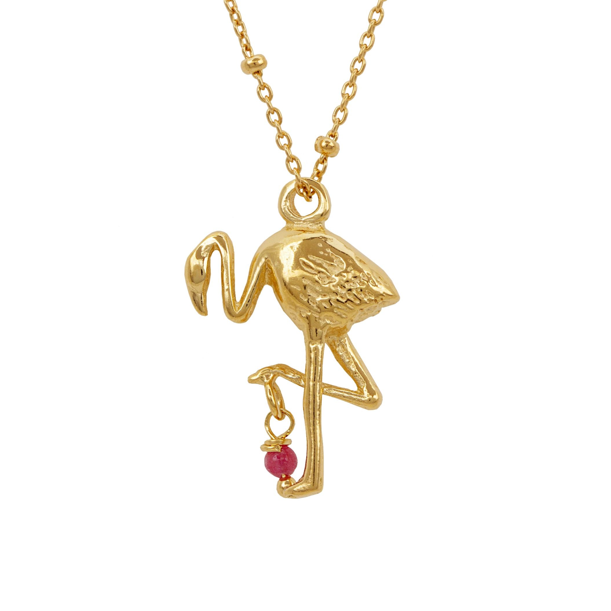 Goldfarbene Flamingo-Halskette mit dem auf einem Bein stehenden Vogel und einer kleinen rosafarbenen Perle, die an seinem erhöhten Fuß hängt, an einer zarten Goldkette.