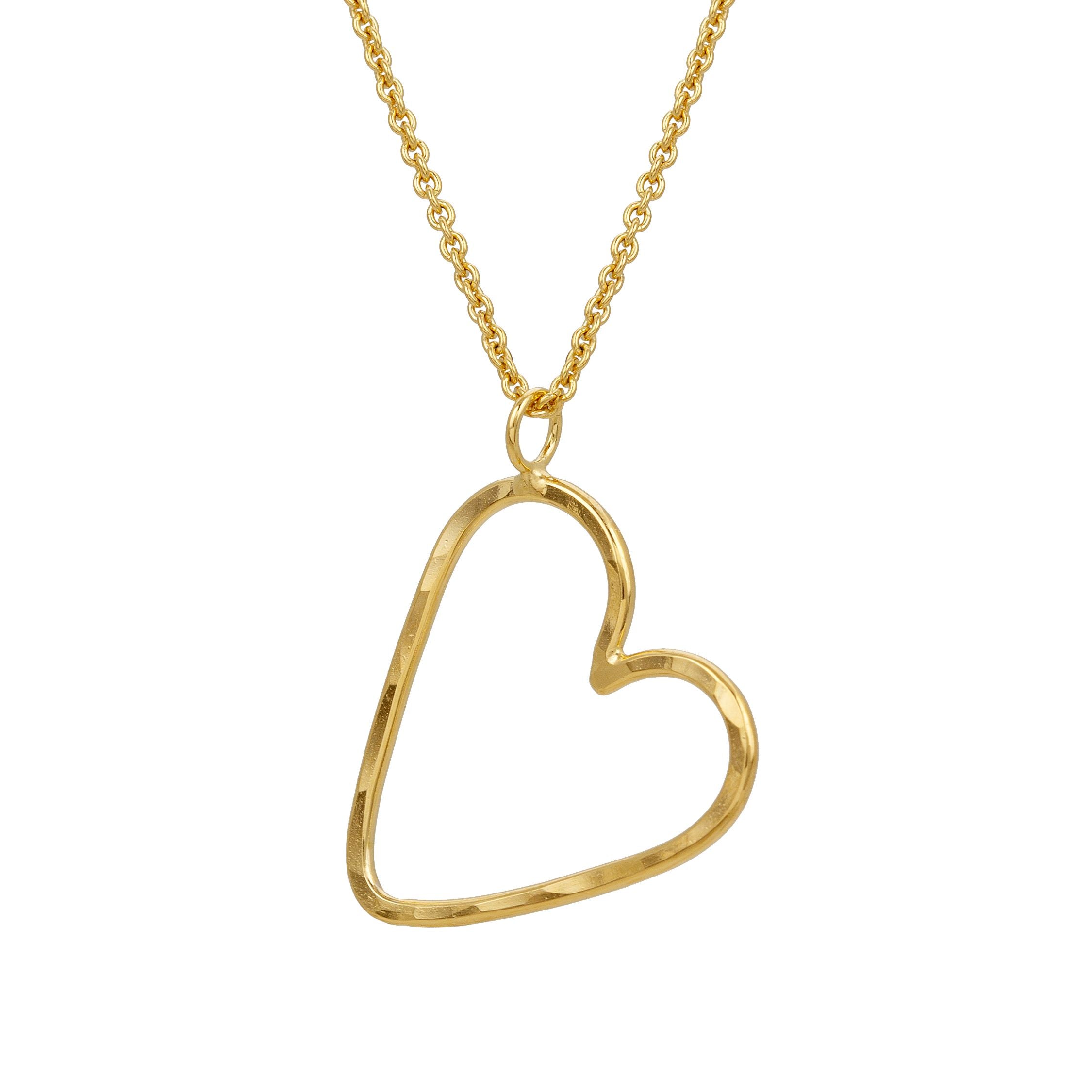 Eine Goldkette mit einem offenen, asymmetrischen herzförmigen Anhänger aus poliertem Goldmetall. Das Herz ist glatt und leicht unregelmäßig und hängt schräg an der Kette.