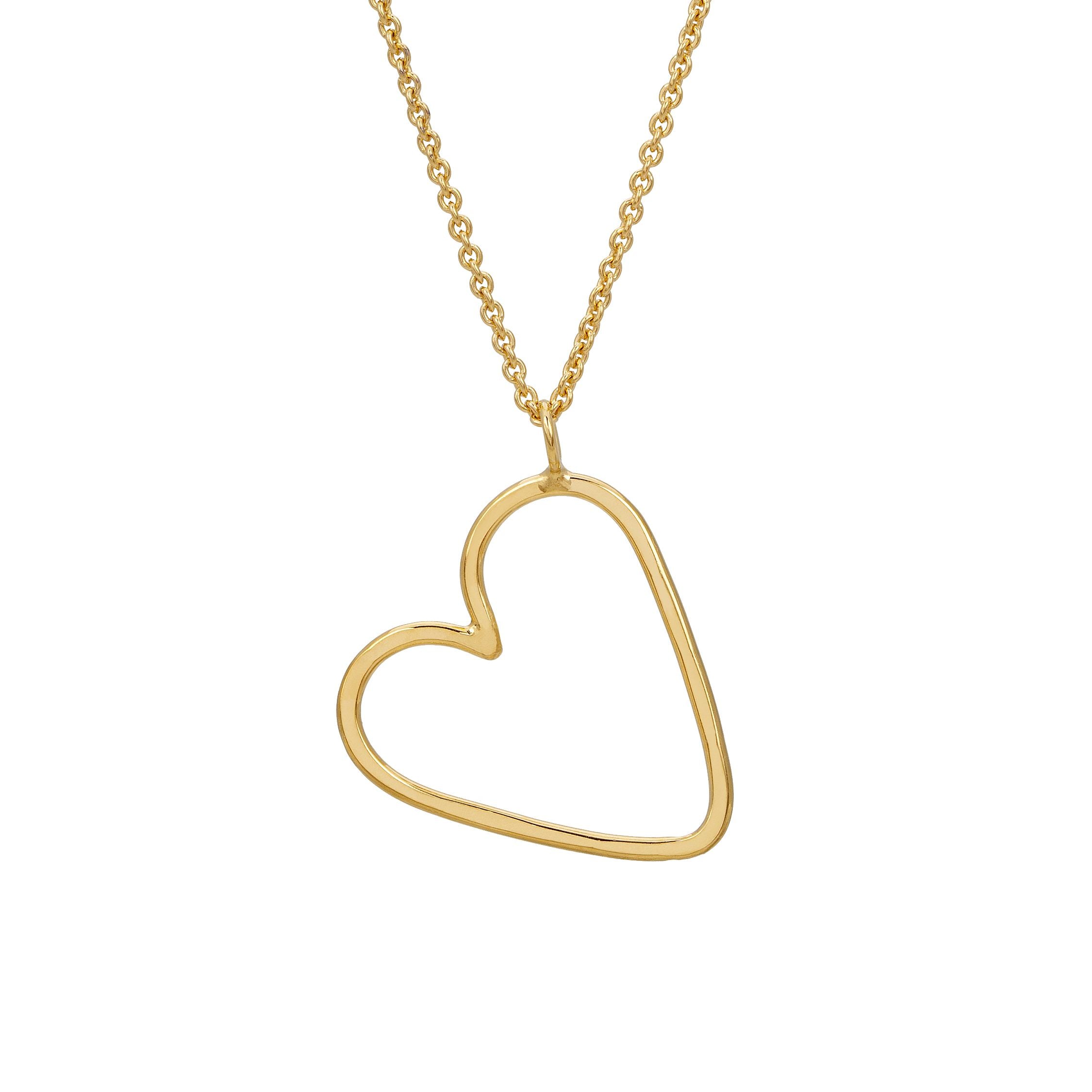 Eine Goldkette mit einem offenen, asymmetrischen, herzförmigen Anhänger auf weißem Hintergrund.