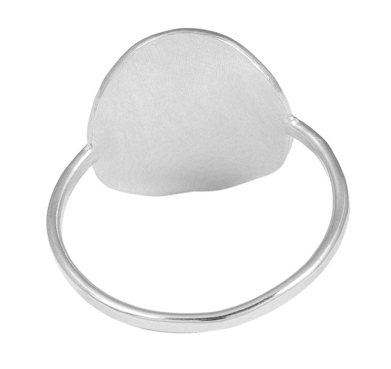 Ein Silberring mit einem dünnen Band und einem flachen, ovalen Oberteil, das von hinten gesehen die glatte Unterseite der Fassung zeigt.