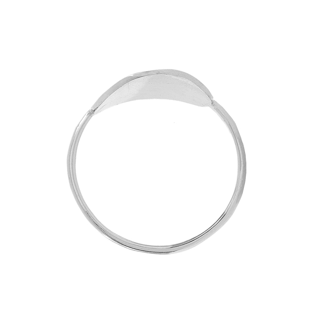 Ein dünner, minimalistischer Silberring mit einem kleinen, glatten, gebogenen Akzent auf einer Seite. Das Design ist einfach und modern vor einem weißen Hintergrund.