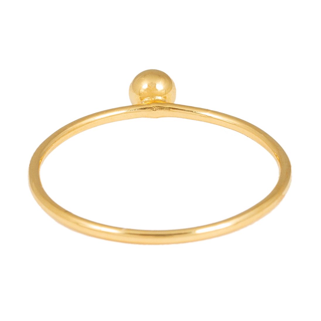 Ein dünner Goldring mit einer einzelnen kleinen, glatten Goldkugel auf weißem Hintergrund, die obenauf liegt.