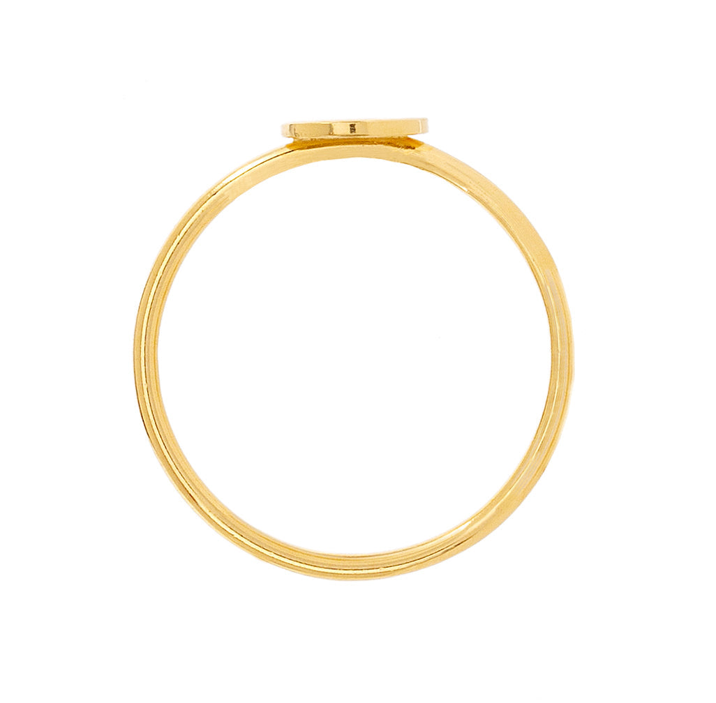 Ein dünner Goldring mit einer kleinen, flachen, runden Scheibe, die horizontal auf der Oberseite angebracht ist, vor einem weißen Hintergrund.
