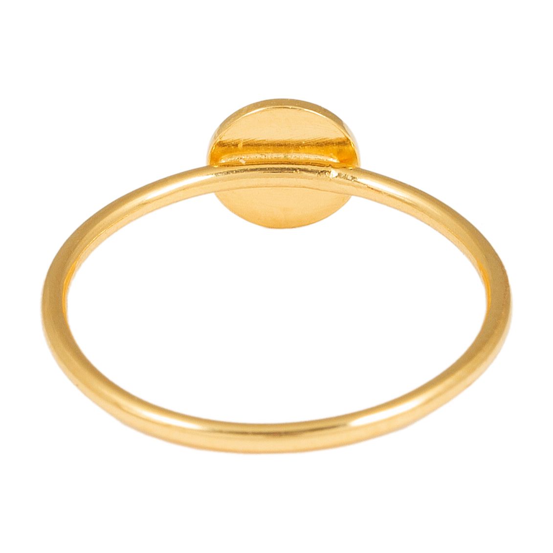 Ein schlichter Goldring mit einer flachen, runden Scheibe auf der Oberseite, fotografiert vor einem weißen Hintergrund.