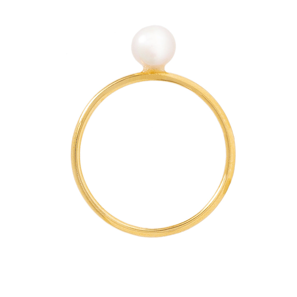Ein schlichter Goldring mit einer einzelnen runden weißen Perle auf der Spitze, die vor einem schlichten weißen Hintergrund steht.