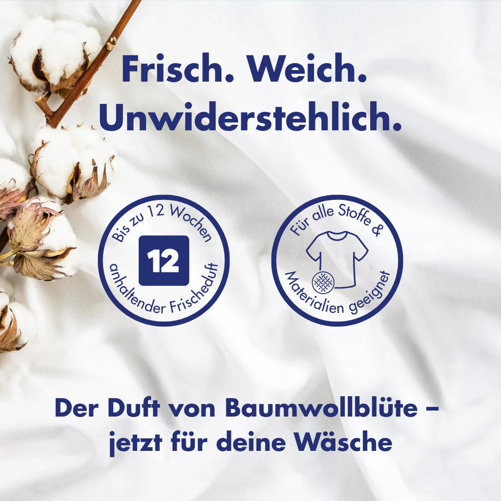 Weiße Baumwollkapseln auf der linken Seite, weißer Stoff im Hintergrund. Blauer Text lautet: Frisch. Weich. Unwiderstehlich. Zwei Icons: Lang anhaltende Frische (12 Wochen) und Eignung für alle Stoffe. Text darunter: Der Duft von Baumwollblüte.