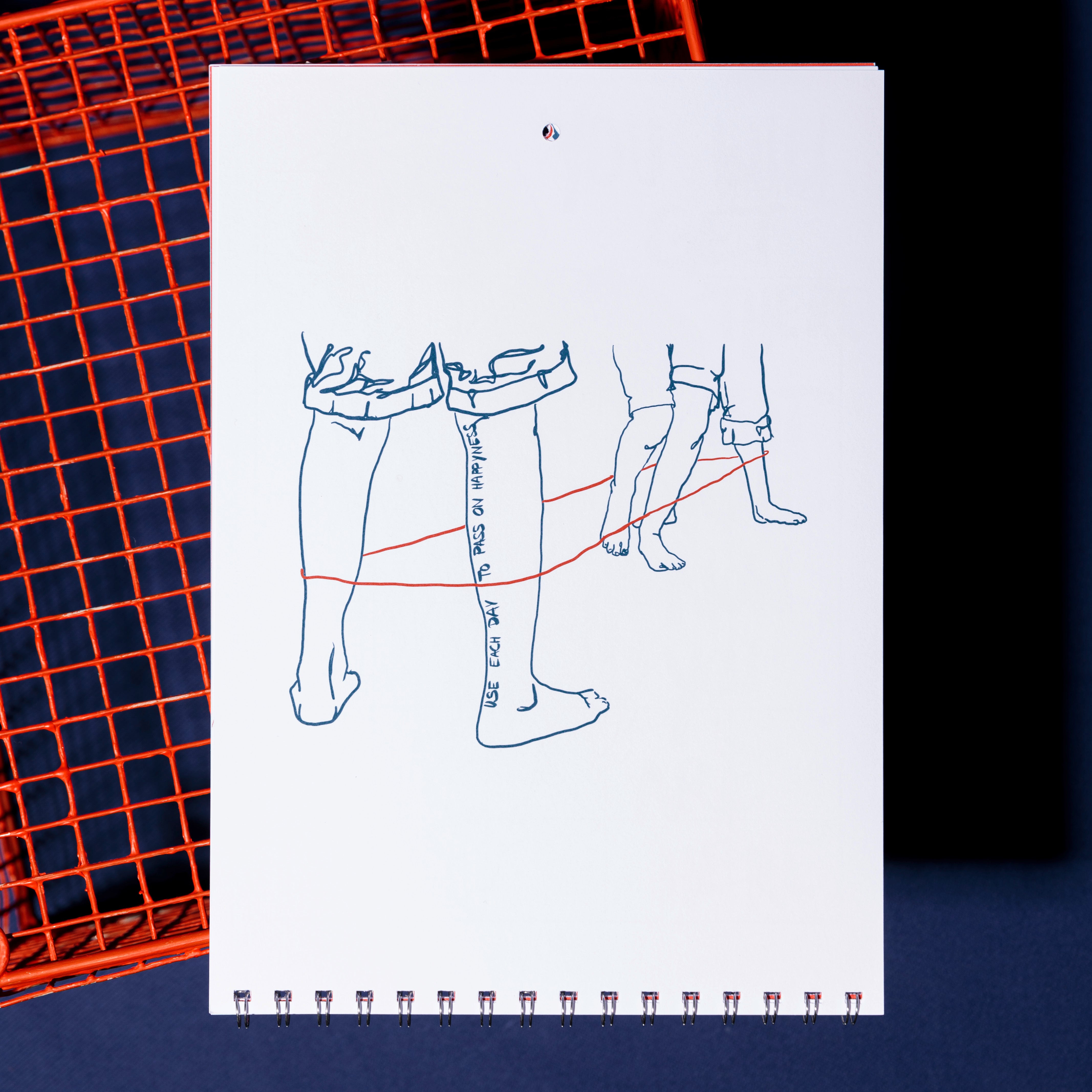 Eine Zeichnung von zwei Personen, die ein Spiel mit einem roten Gummiband spielen, das um ihre Beine gespannt ist. Die Skizze befindet sich auf einem spiralgebundenen Block, der vor einem orangefarbenen Drahtgestell hängt.