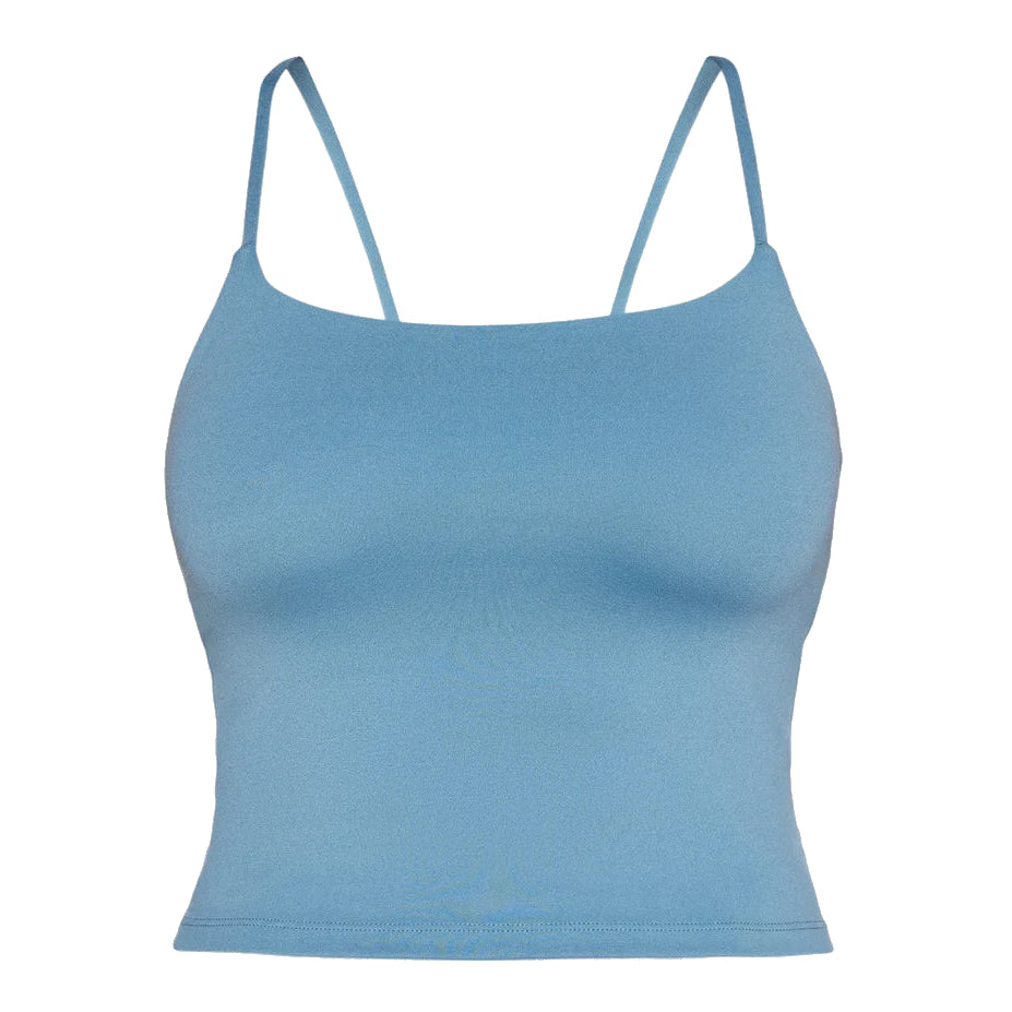 Hellblaues, ärmelloses Crop-Top mit dünnen Spaghetti-Trägern aus einem glatten, dehnbaren Stoff. Das Oberteil hat ein einfaches, tailliertes Design ohne Muster oder Verzierungen.