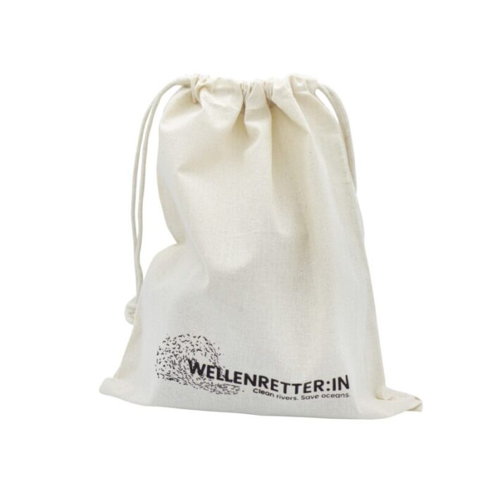Ein weißer Kordelzugbeutel mit der Aufschrift "WELLENRETTER:IN Clean rivers. Save oceans." und einem wellenförmigen Punktmuster in schwarzer Farbe unten rechts auf der Vorderseite.