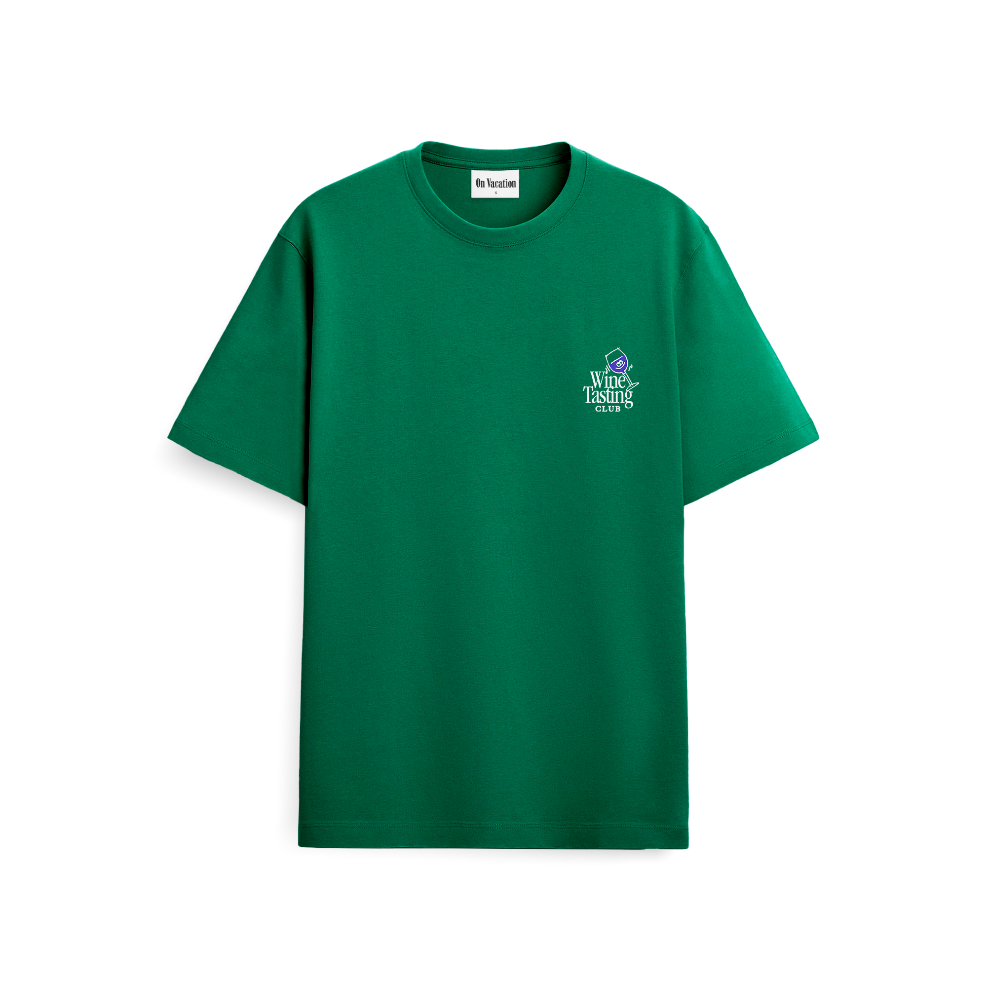 Ein grünes, kurzärmeliges T-Shirt mit einer kleinen Grafik und der Aufschrift Wine Tasting Club auf der linken Brust. Das Shirt ist vor einem weißen Hintergrund abgebildet.