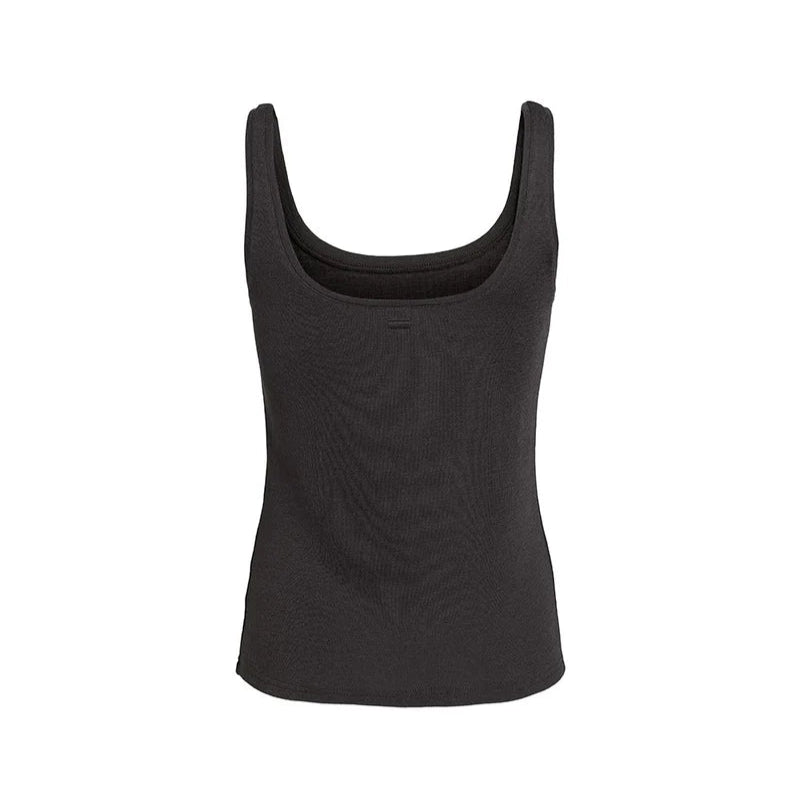 Ein schlichtes schwarzes geripptes Tank-Top mit breiten Trägern und Rundhalsausschnitt auf weißem Hintergrund.