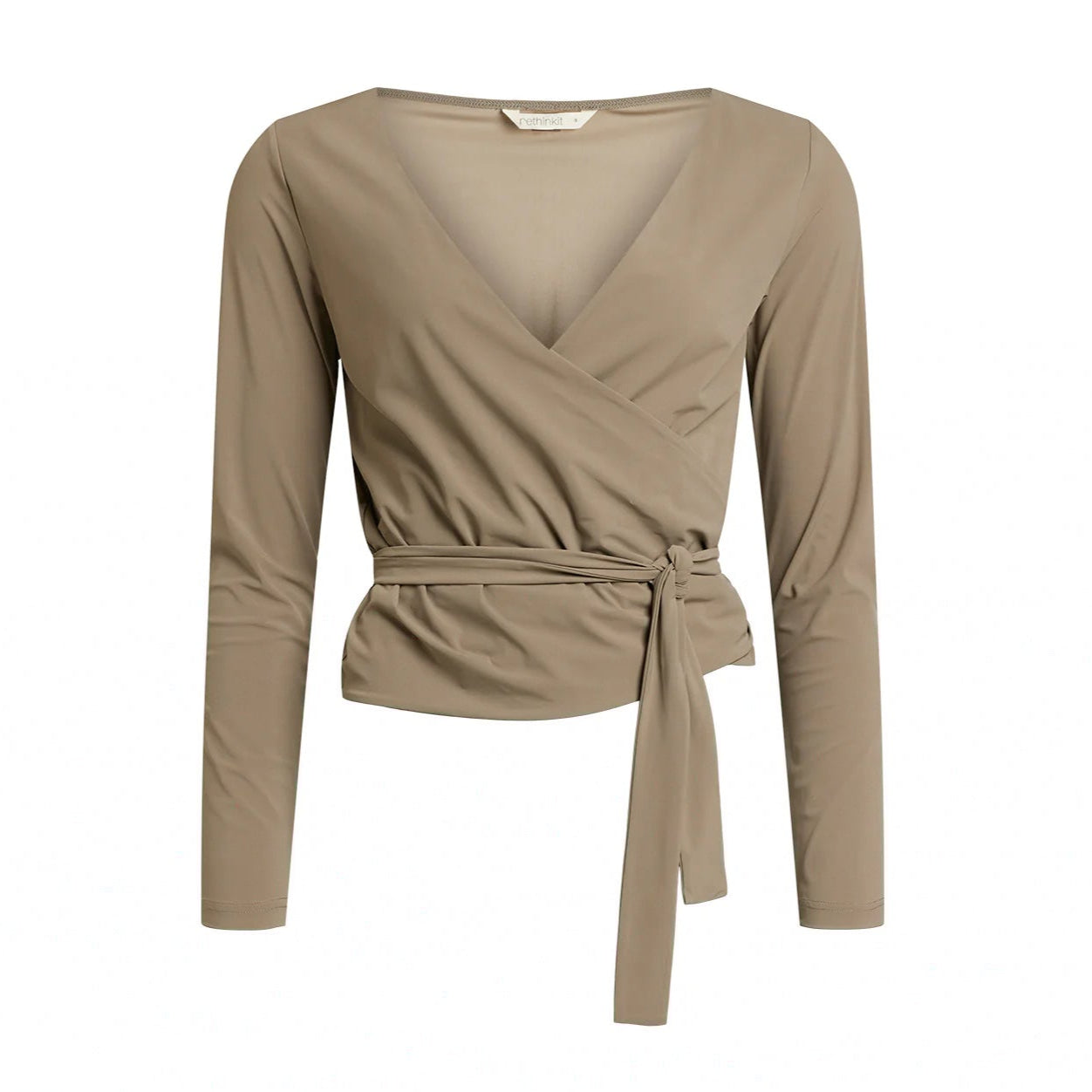 Beigefarbene Wickelbluse mit langen Ärmeln und gebundener Taille.