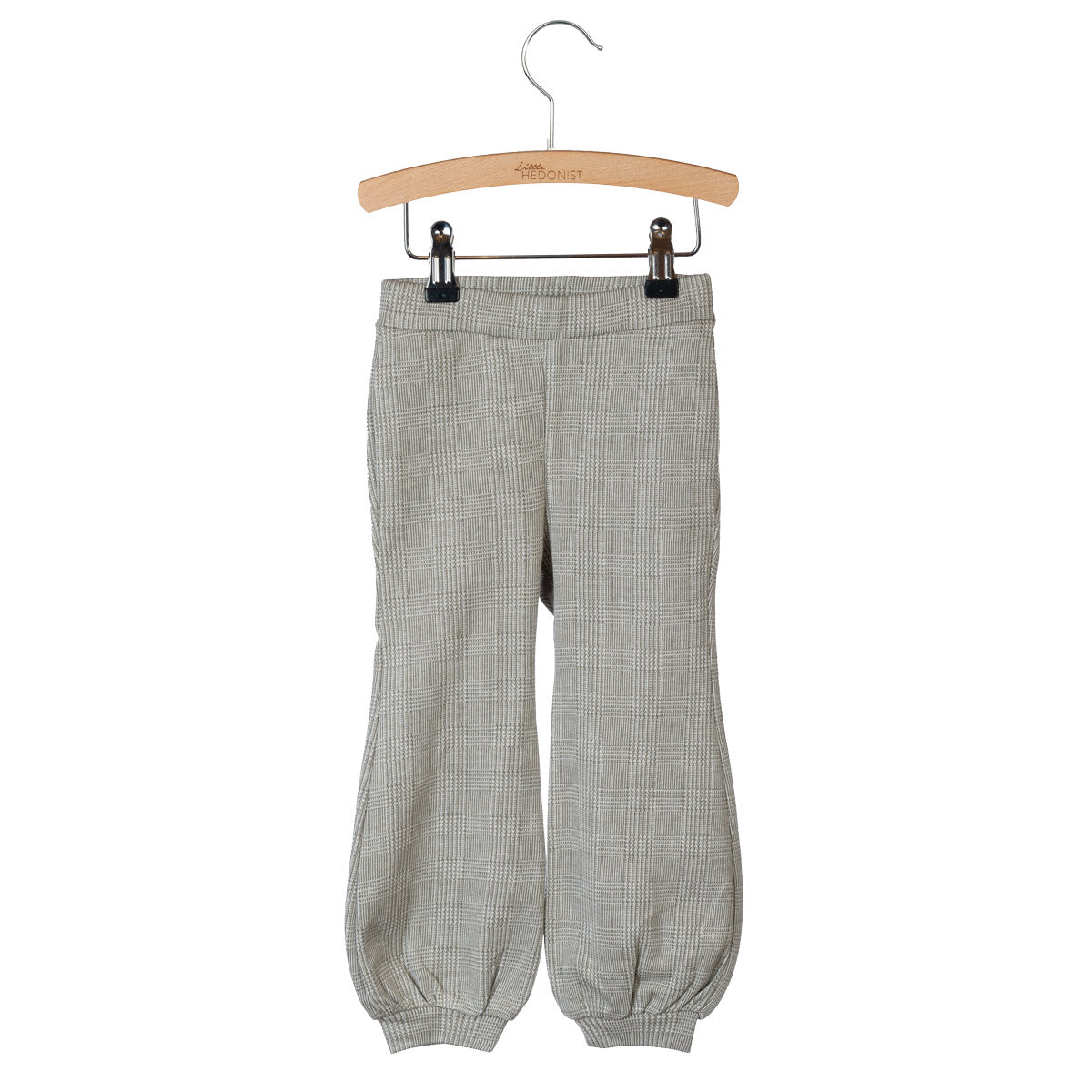 Graue karierte Kinderhosen mit elastischen Bündchen, die auf einem Holzbügel vor weißem Hintergrund hängen.