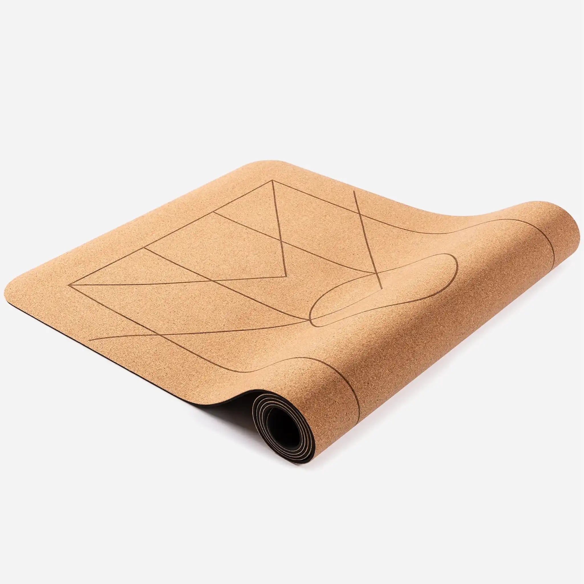 Eine teilweise aufgerollte Kork-Yogamatte mit geometrischen Linien auf weißem Hintergrund.