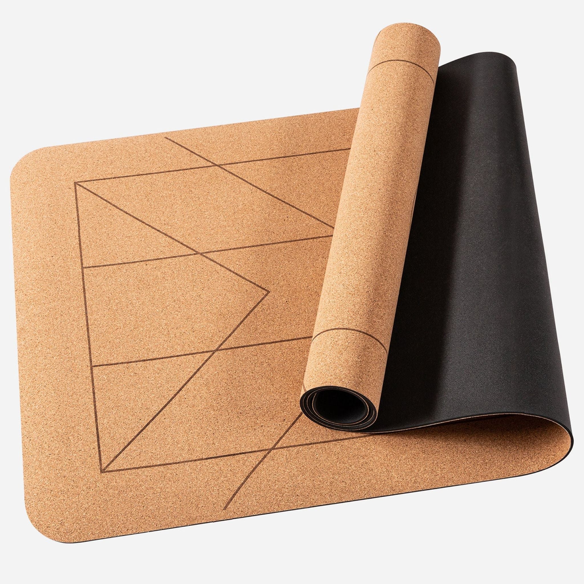Kork-Yogamatte mit geometrischem Design, teilweise aufgerollt, zeigt ihre zweifarbige Ober- und Unterseite.