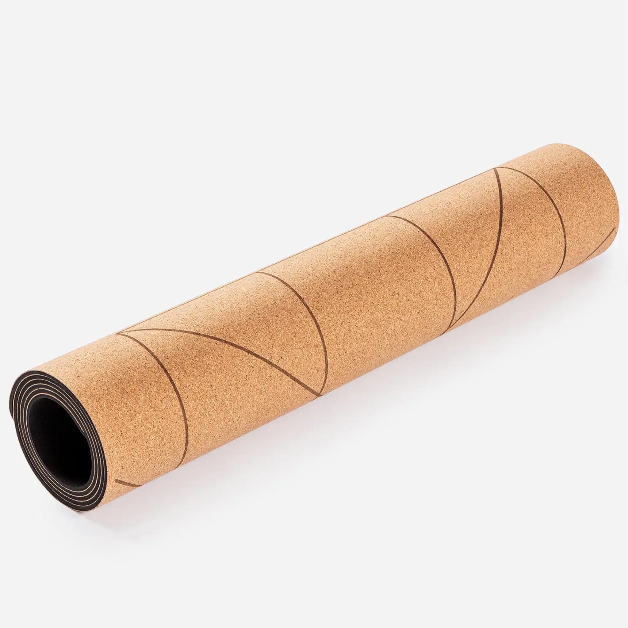 Gerollte Yogamatte aus Kork mit geometrischem Muster auf weißem Hintergrund.