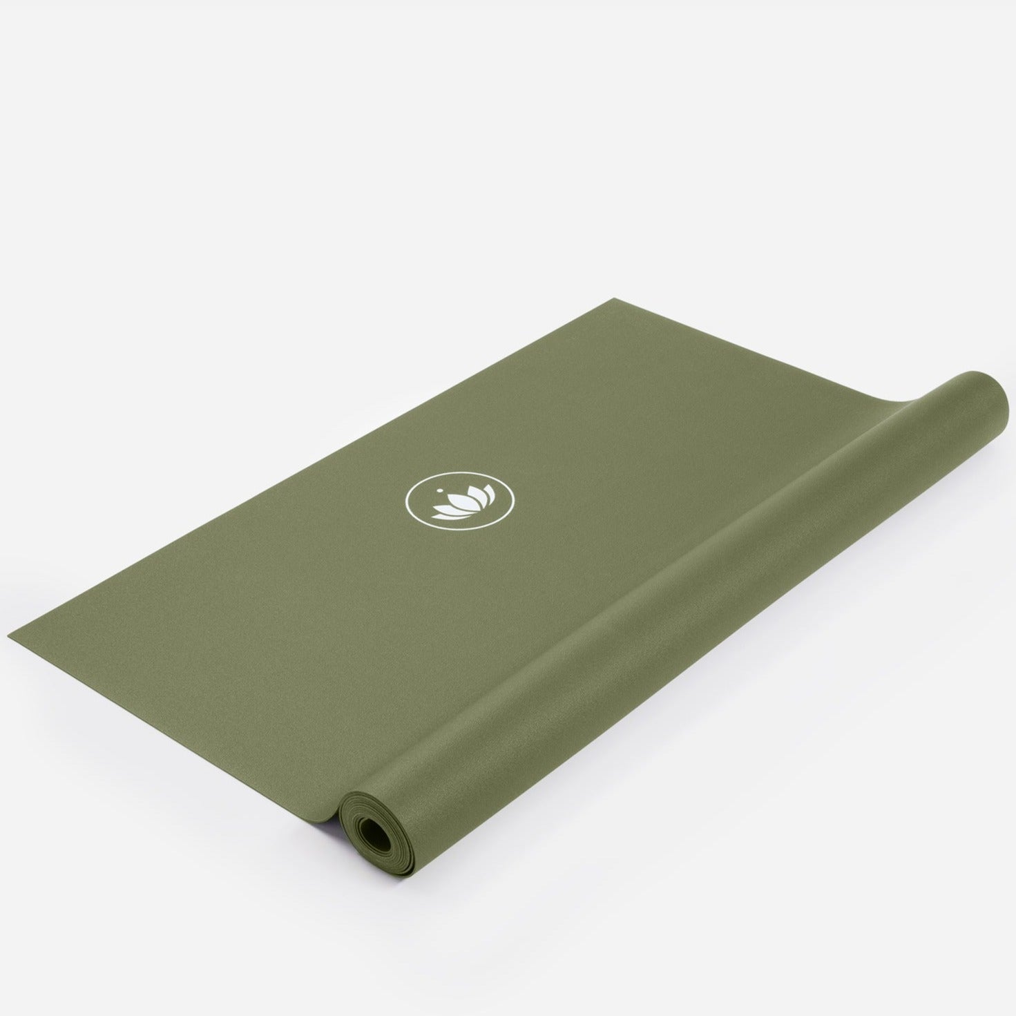 Grüne Yogamatte mit Lotus-Symbol, teilweise aufgerollt auf einem weißen Hintergrund.
