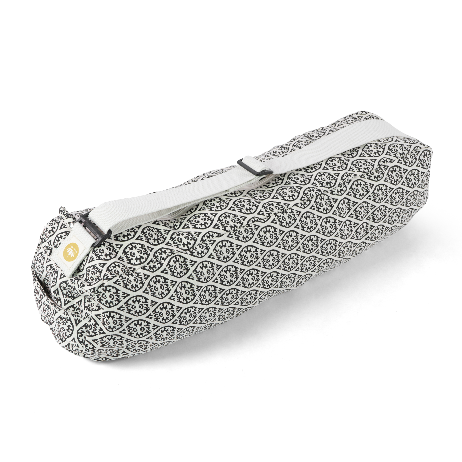 Schwarz-weiße Yogatasche mit geometrischem Muster und weißem Tragegurt auf weißem Hintergrund.