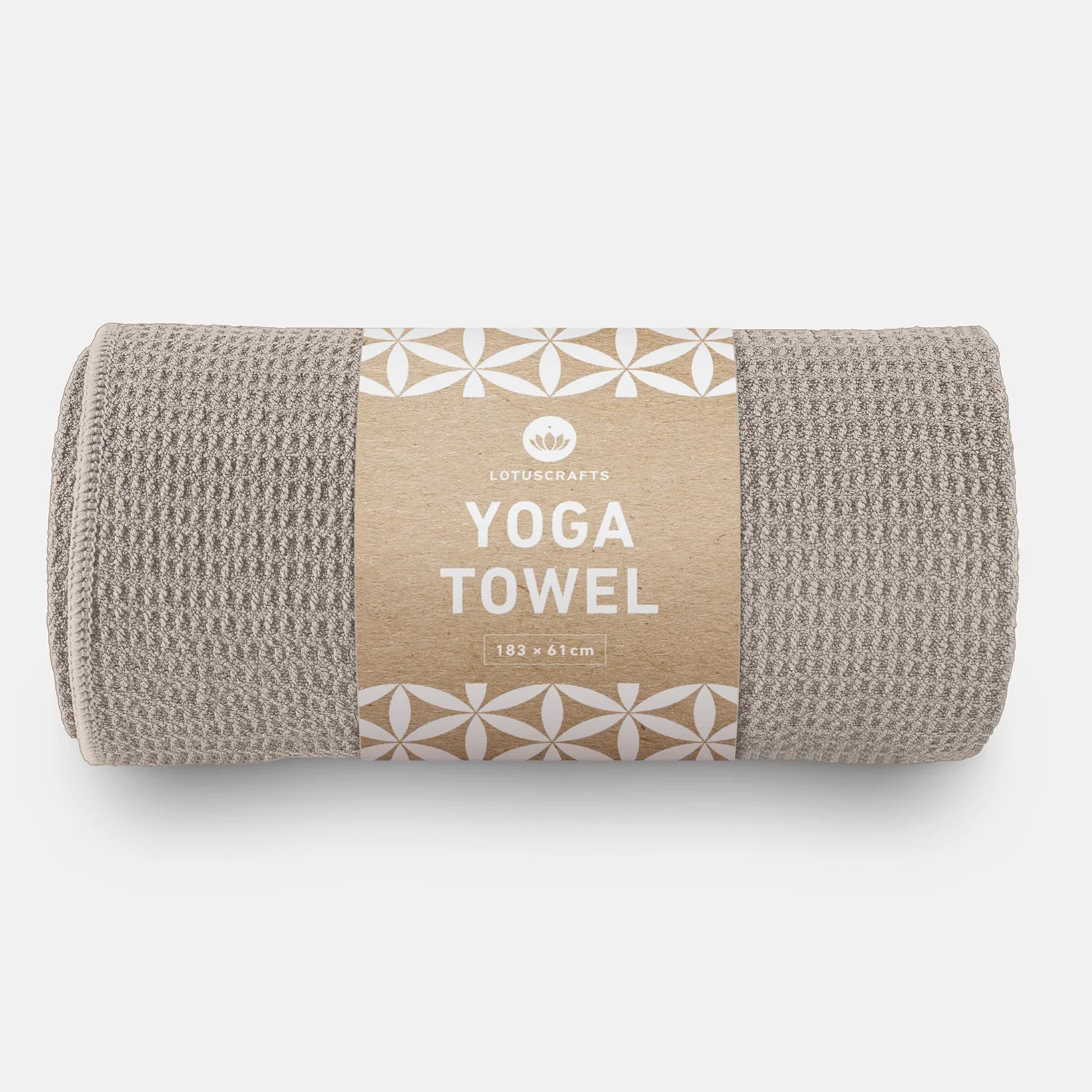 Beiger Yogahandtuch von Lotuscrafts, zusammengerollt und mit einem Etikett mit der Aufschrift "YOGA TOWEL" versehen.
