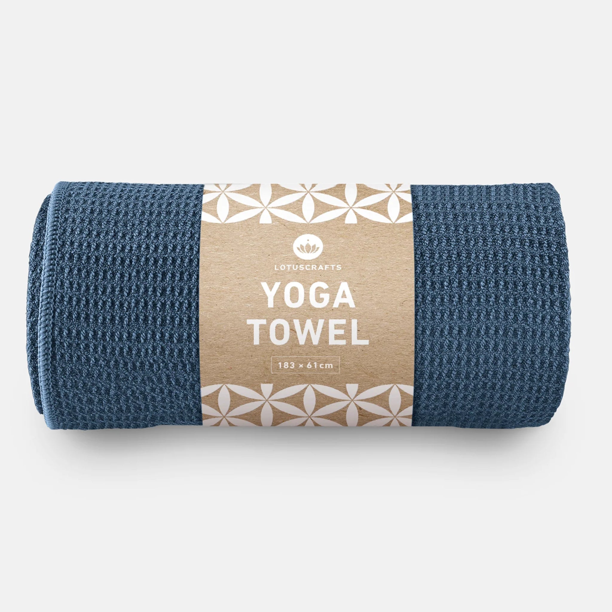 Zusammengerolltes blaues Yogahandtuch mit Etikett von Lotuscrafts, Maße 183 x 61 cm.