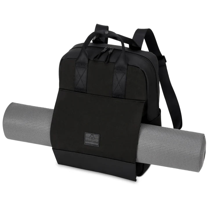 Ein schwarzer Rucksack mit Tragegriffen und Schulterriemen und einer Vordertasche, in der eine aufgerollte graue Yogamatte sicher verstaut werden kann.