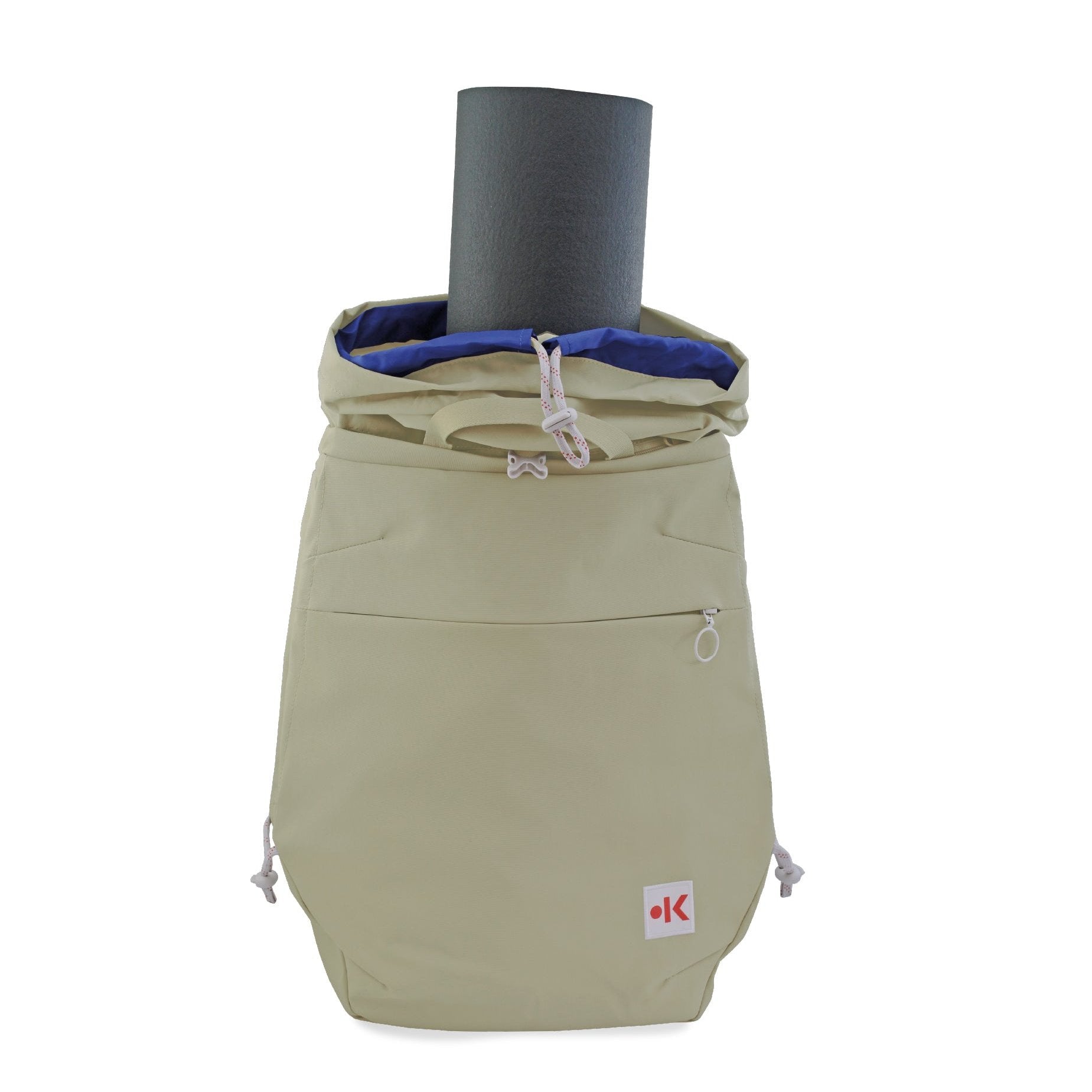 Beiger Rucksack mit einer Yogamatte, die aus der oberen Öffnung hinausragt.