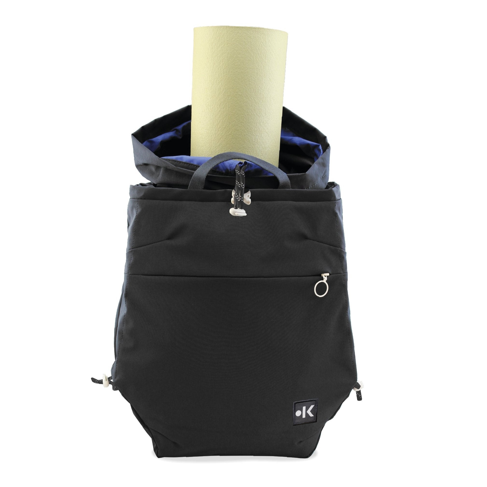 Ein schwarzer Rucksack mit einem herausragenden zusammengerollten hellgrünen Schaumstoff, auf einem weißen Hintergrund.