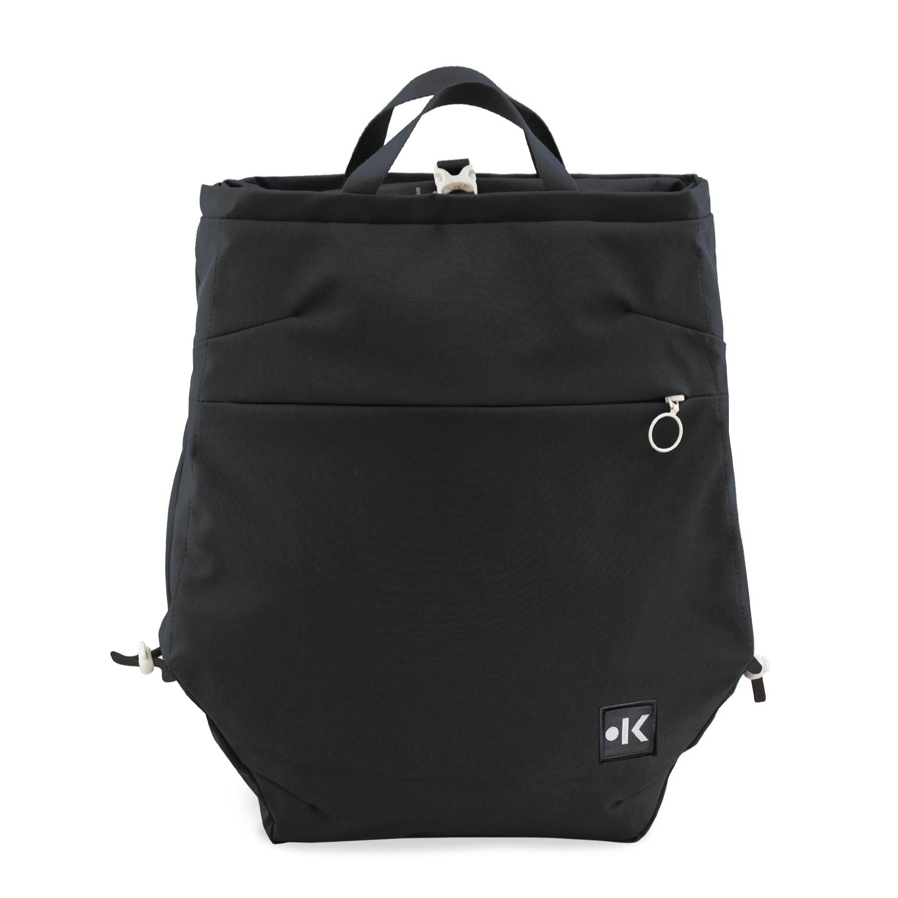 Schwarzer Rucksack mit Reißverschluss und Tragegriff, schlichtes Design, auf weißem Hintergrund fotografiert.