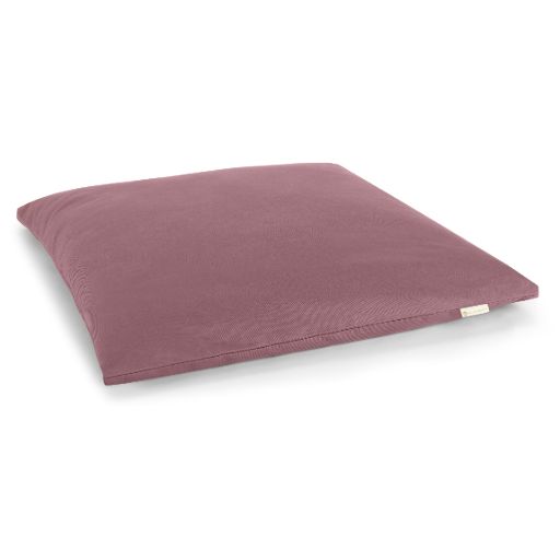 Großes, quadratisches Kissen in dunklem Rosa auf weißem Hintergrund.