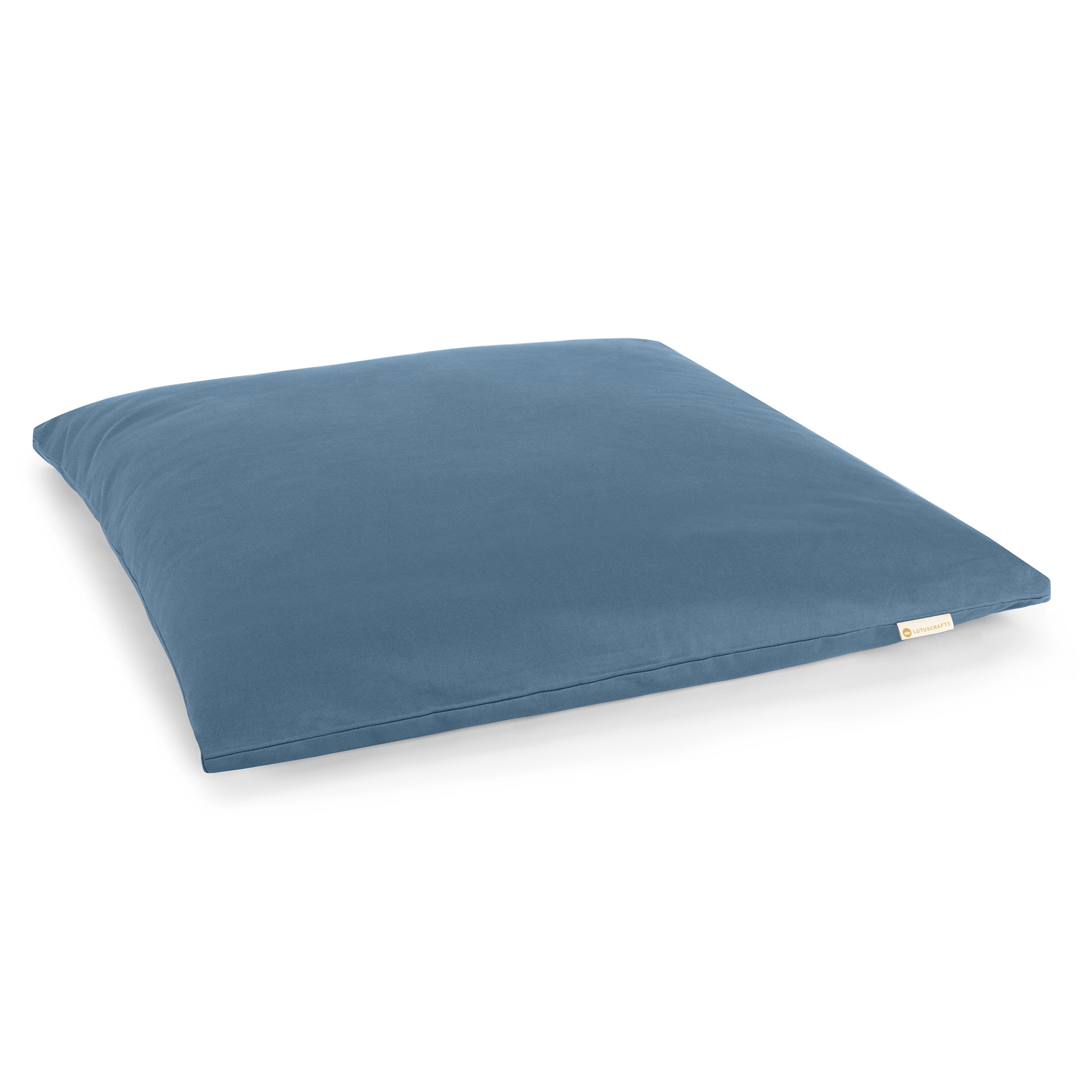 Blaues, quadratisches Sitzkissen mit einer kleinen Markenetikette an der Ecke auf weißem Hintergrund.