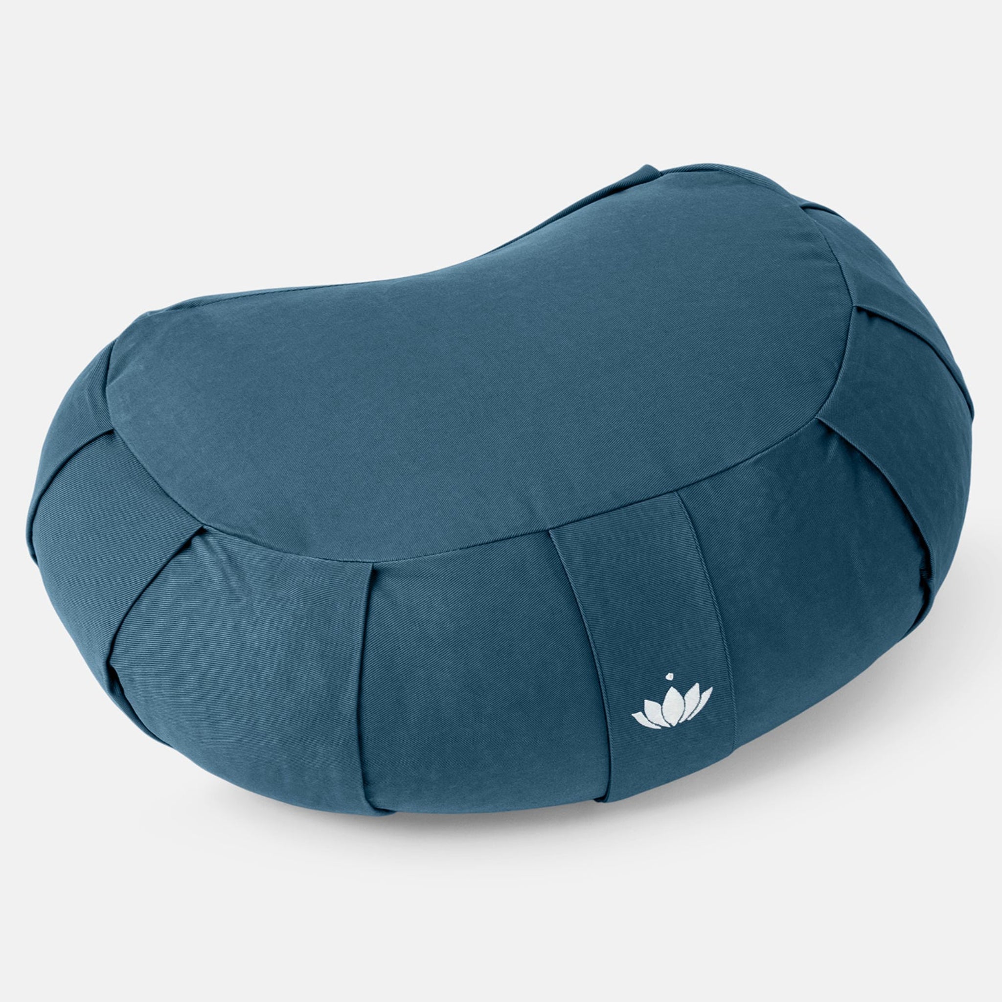 Blaues, bohnenförmiges Meditationskissen mit Lotus-Muster auf hellem Hintergrund.