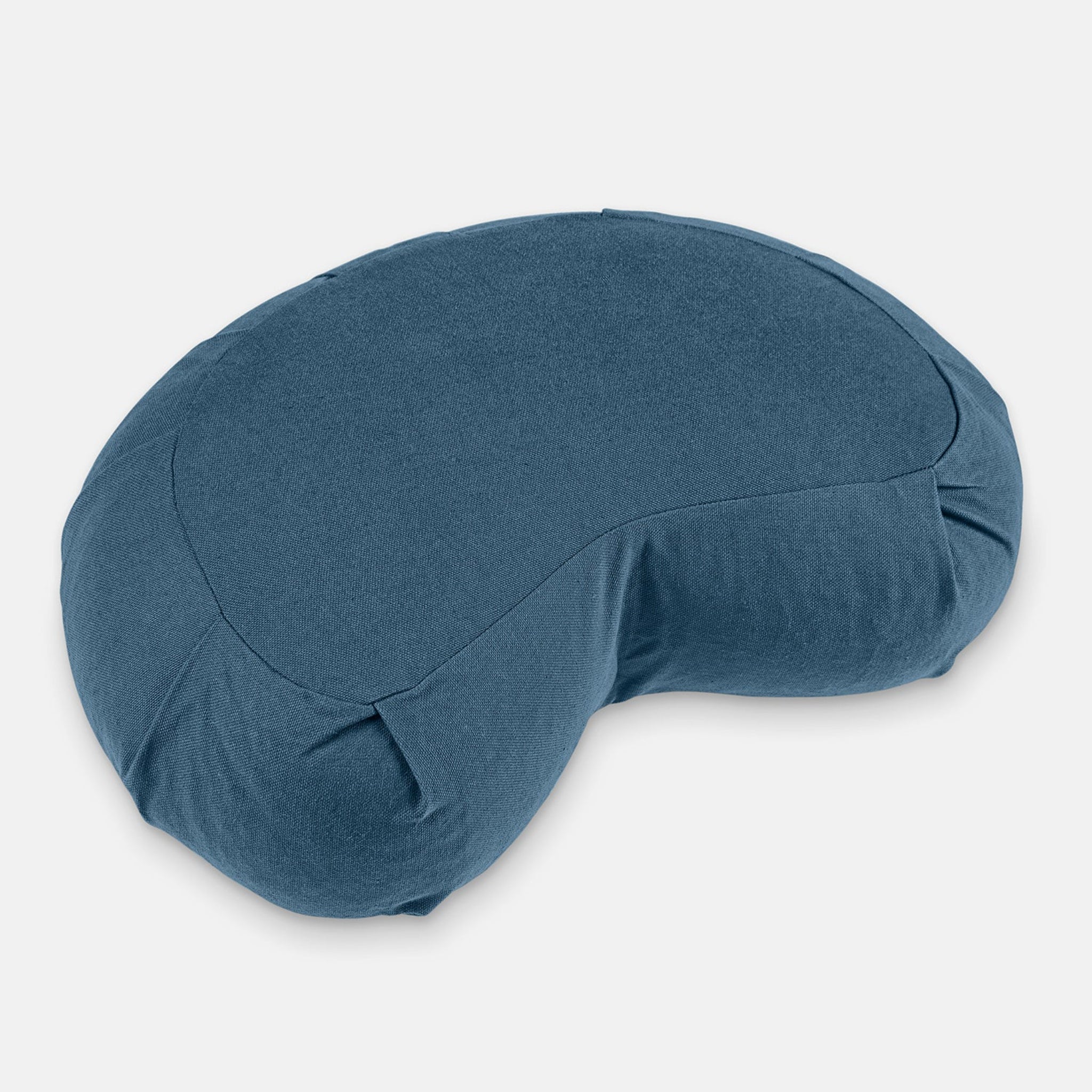 Blaues, mondförmiges Kissen auf weißem Hintergrund.