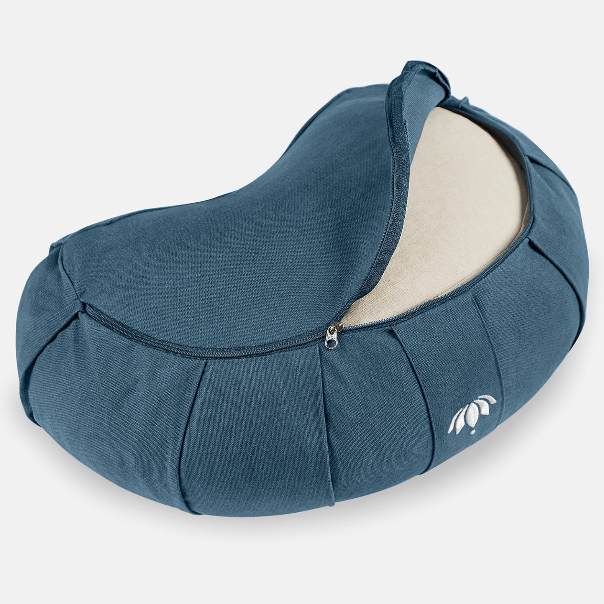 Blaues, sichelförmiges Kissen mit Reißverschluss und gesticktem Logo auf der Seite.